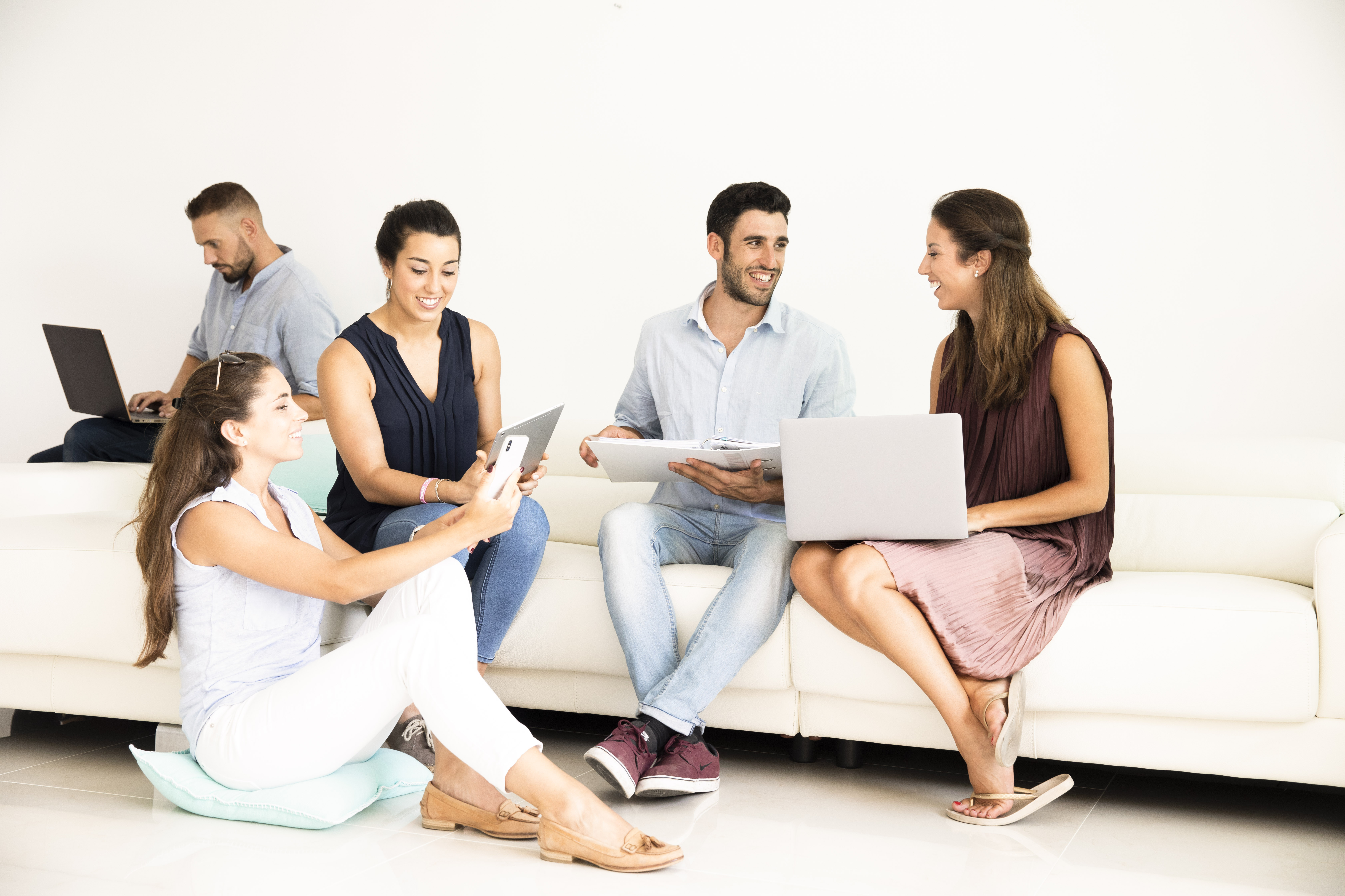 (Junior) Controlling Manager – Reporting & Analytics (m/f/d) Junge Leute sitzend