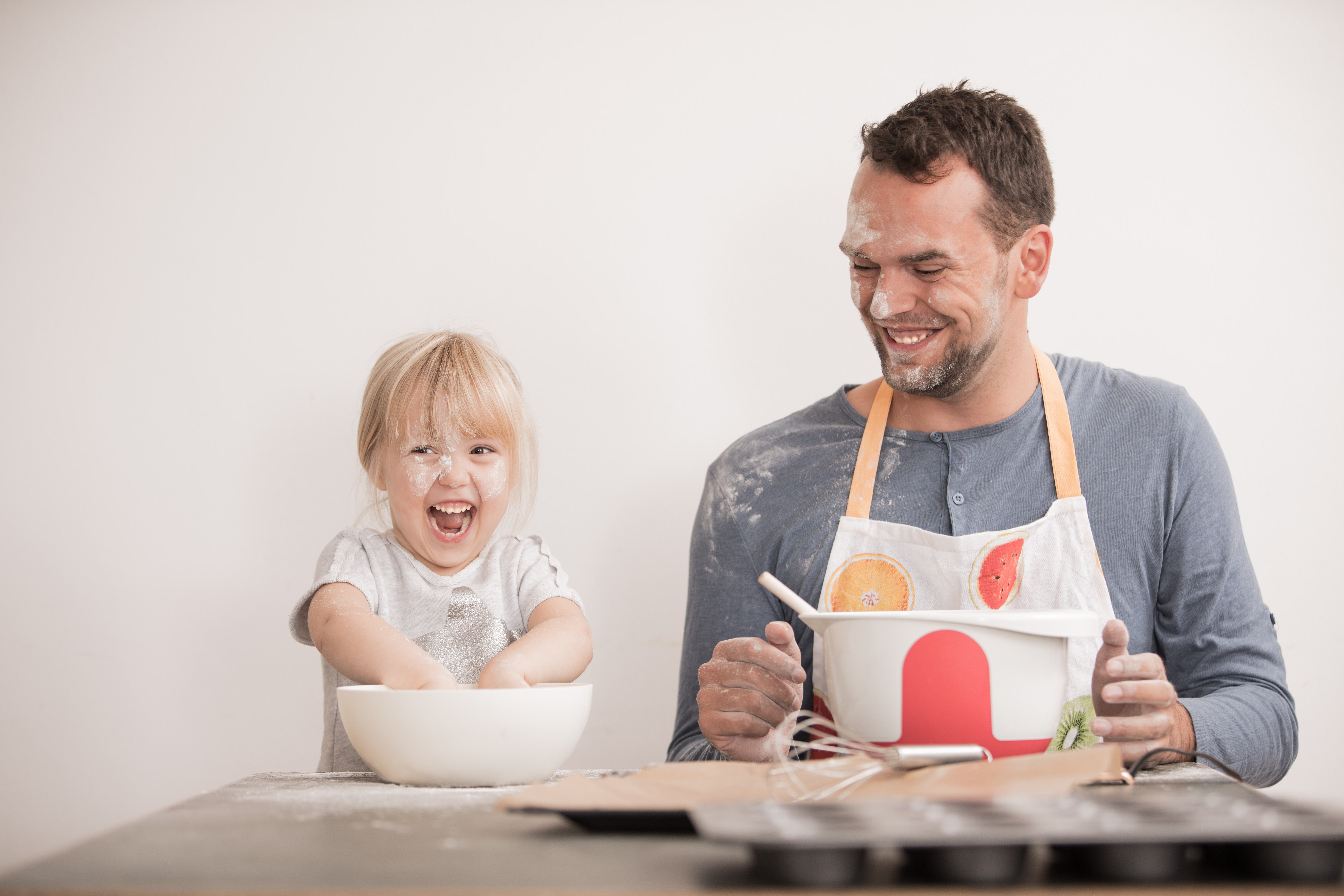 Vater und Kind backen zusammen